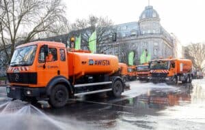 Mehrere AWISTA Wasserwagen, welche die Königsallee reinigen