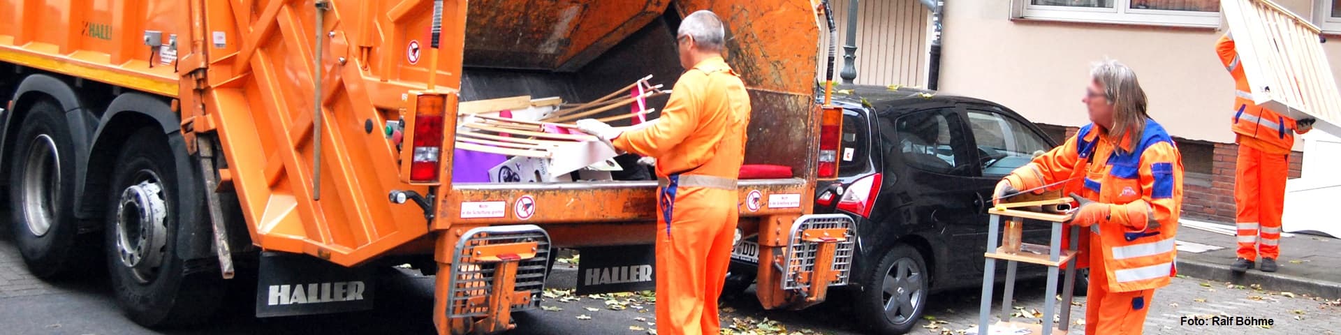 Ein Müllfahrzeug wird mit Sperrmüll beladen